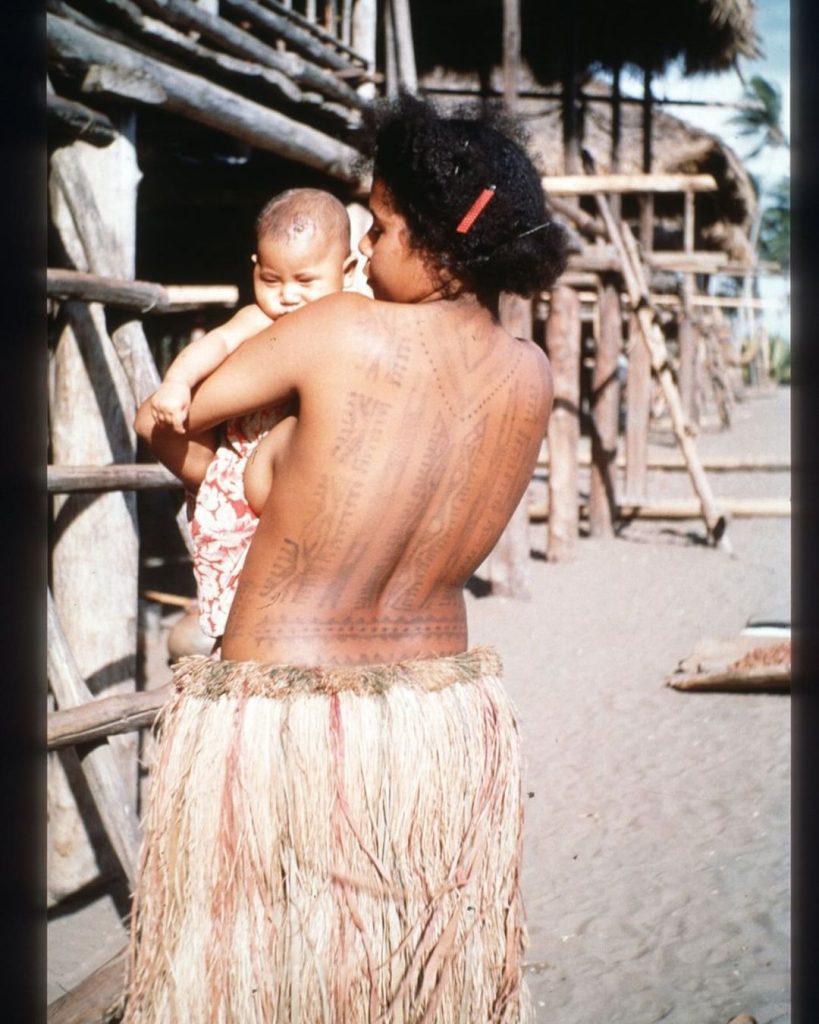 A Motuan woman and her child photographed in Manu Manu, Papua New Guinea, 1958 - Photo by Percy Cochrane -vintage tattoo historical archive photograph
