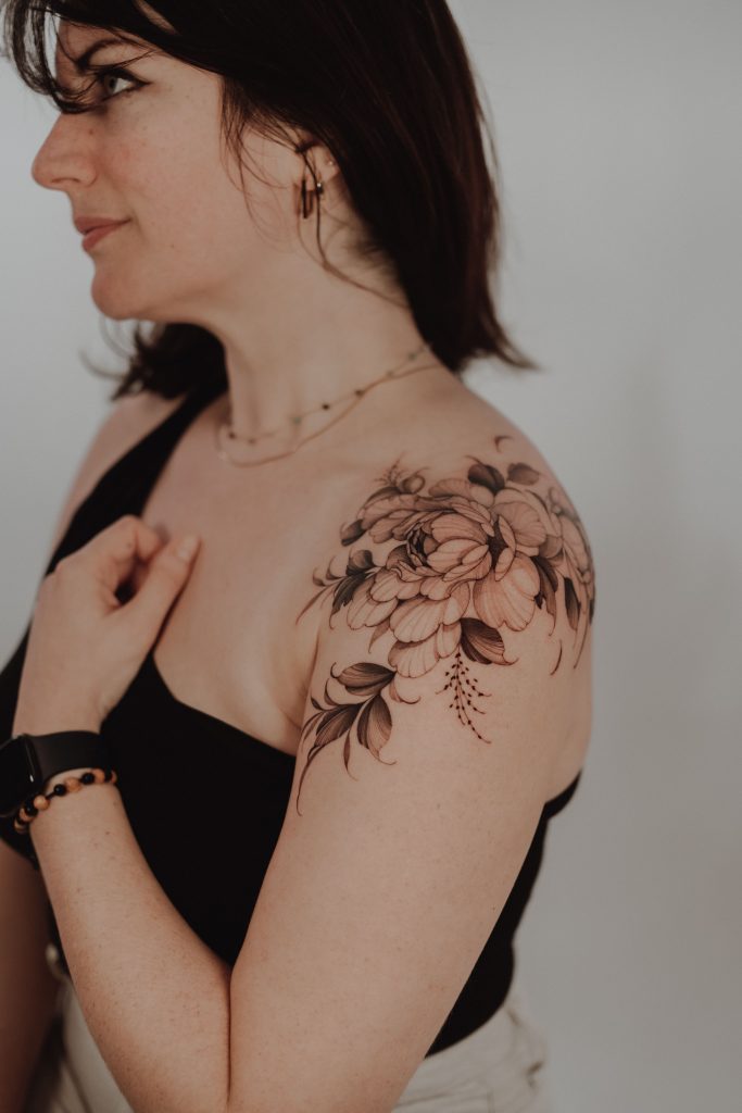 cute flowers shoulder tattoo in black & grey by Mateus de Assis