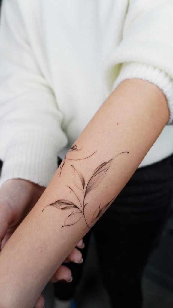 Vitalina's incredible tattoo of flowers in fineline
