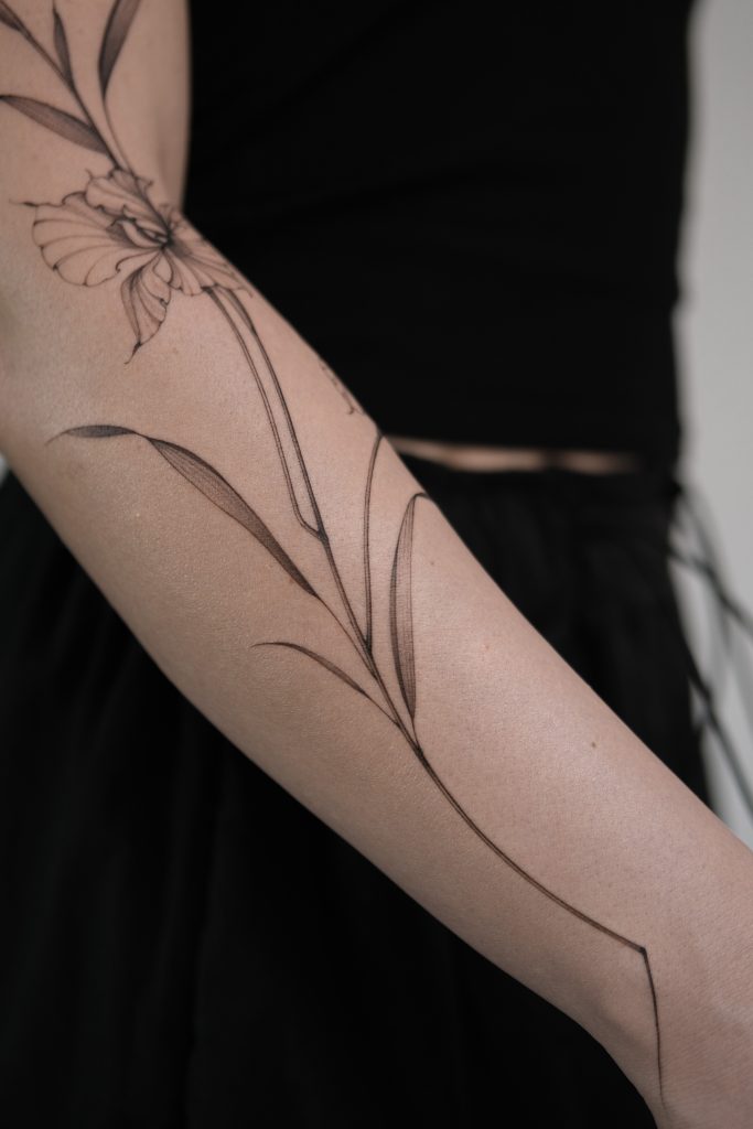 tattoo artist Yana Laguta floral fineline